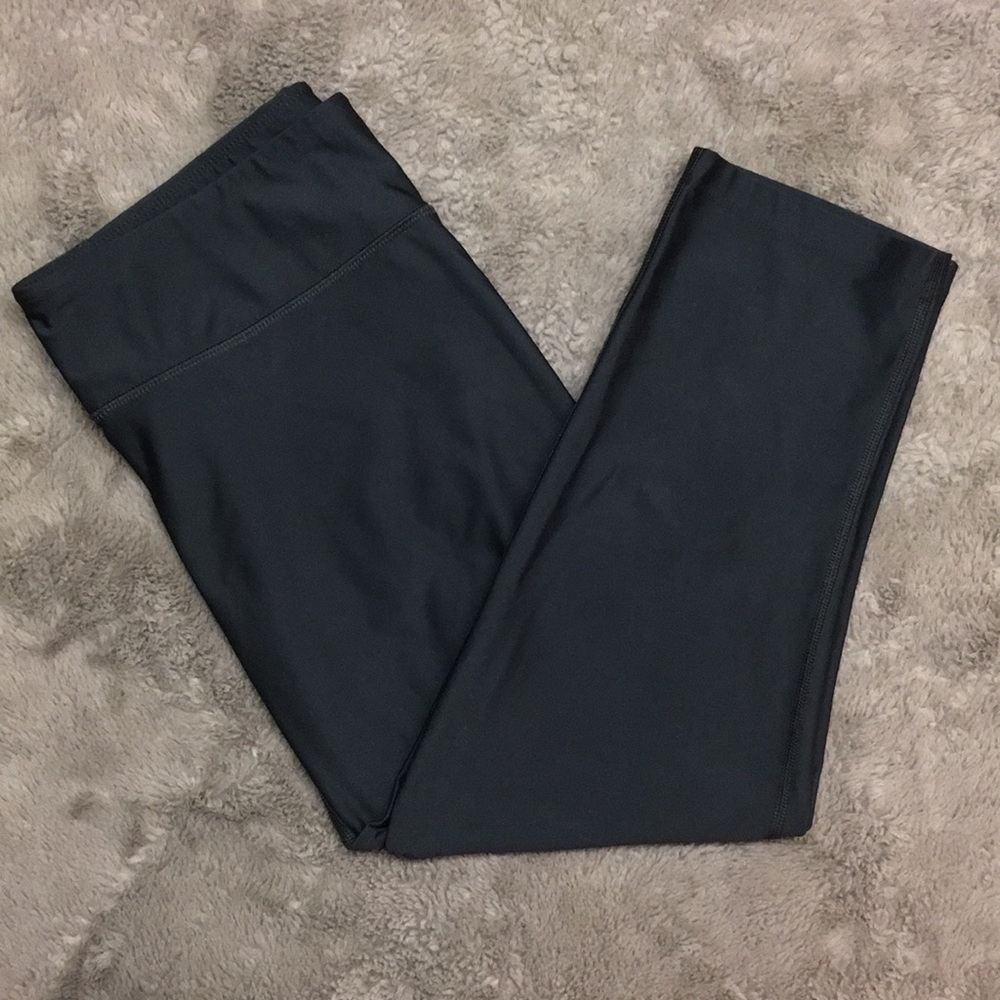 UNDER ARMOR black cropped leggings